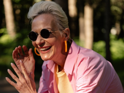 Woman with sunglasses and pink shirt